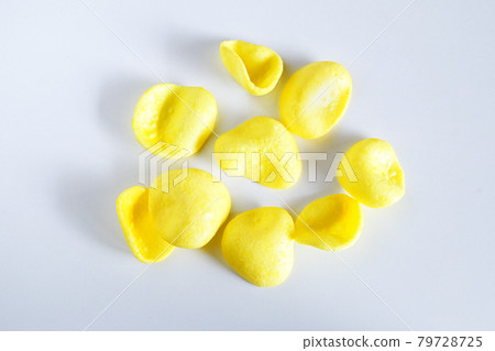 Fried chips in sweet corn flavour ,snack food. Fried chips in sweet corn flavour ,snack food. 79728725