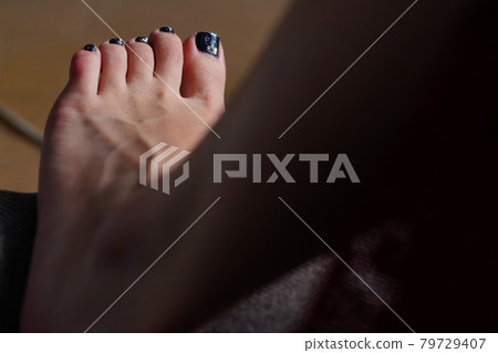 Women's feet Women's feet 79729407