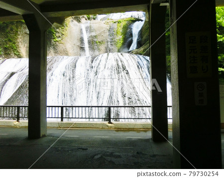 日本三大名瀑 袋田瀑布（茨城縣久治郡大悟町袋田） 初夏 79730254