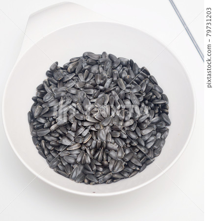Black sunflower seeds 79731203