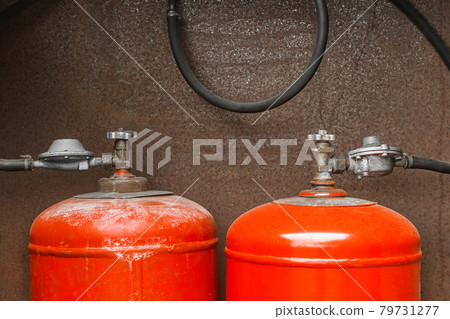 System for connecting two gas cylinders in the gas box of a residential building System for connecting two gas cylinders in the gas box of a residential building 79731277