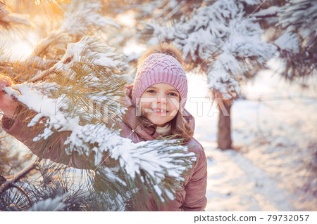 Little girl having fun on sunny beautiful winter day 79732057