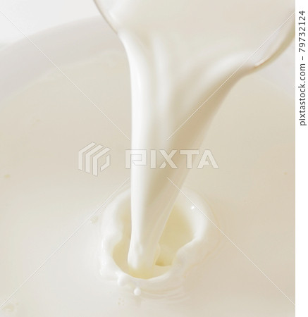 pouring milk 79732124