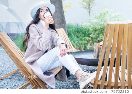 portrait of woman drinking coffee 79732210