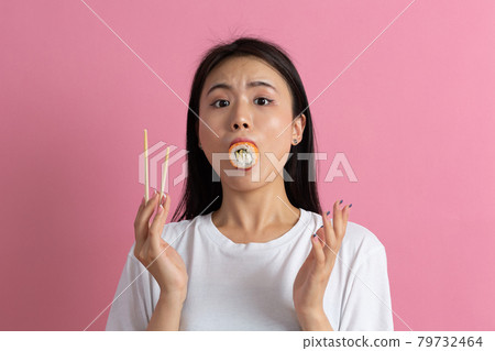 Asian beauty model girl eating Sushi roll,...-照片素材（圖片） [79732464] - PIXTA圖庫