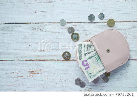100 dollar cash in leather on pink background 100 dollar cash in leather on pink background 79733261