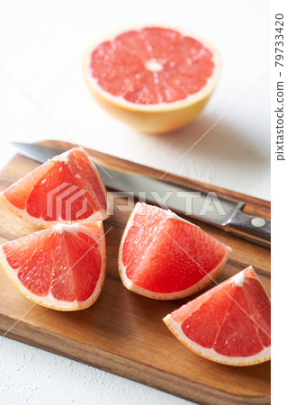 Cut pink grapefruit Cut pink grapefruit 79733420