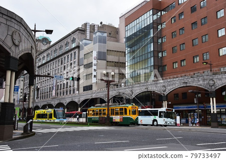 鹿兒島市電車（電車）和朝日通十字路口附近行駛的街景 79733497