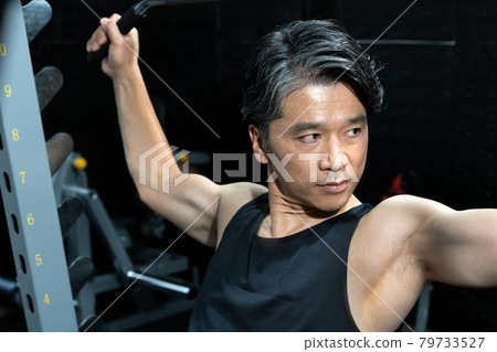 在健身房訓練的中年男子 79733527