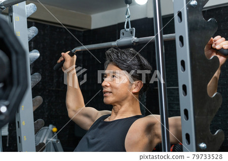 Middle-aged man training in the gym 79733528