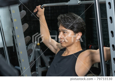 Middle-aged man training in the gym 79733530