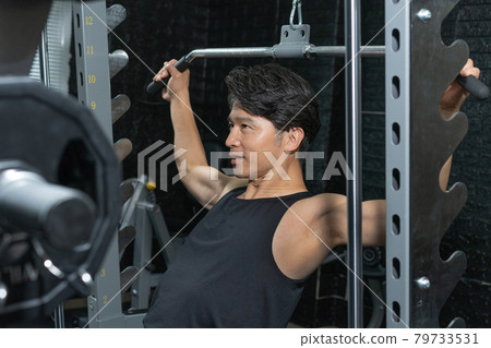 Middle-aged man training in the gym 79733531