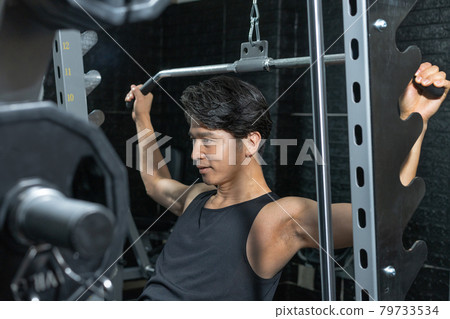 Middle-aged man training in the gym 79733534