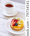 白盤上的水果餡餅和咖啡杯 79734541
