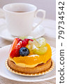 白盤上的水果餡餅和咖啡杯 79734542