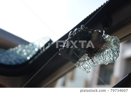 The rear window of car broke by accident 79734607