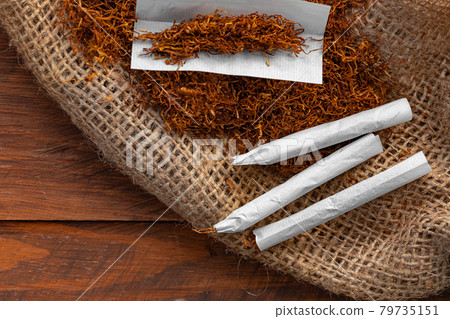 what shape are cigarette jeans 6 Cigarette-Jeans Outfits It Girls Are Wearing in 2026