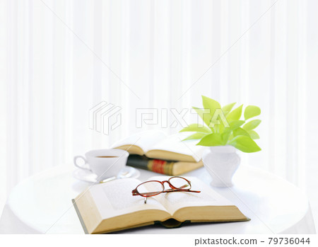 桌書、眼鏡和綠蘿 79736044