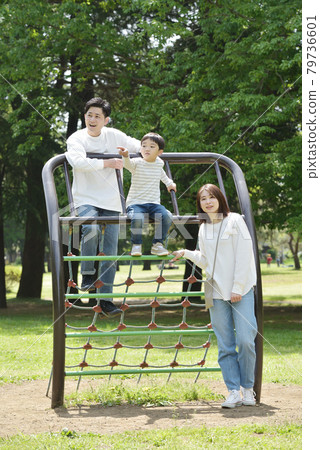 依偎在公園裡的年輕家庭 依偎在公園裡的年輕家庭 79736601