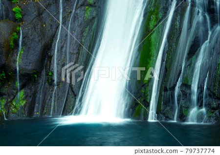 Fresh green Shiramizu no Taki, which is a waterfall like many threads 79737774