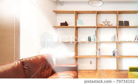 帶沙發和開放式擱板的室內候診室 Living image 79738102