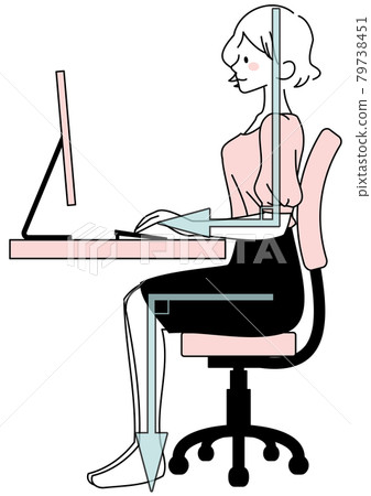 一個女人用好角度的姿勢打電腦 79738451