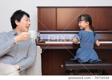 女兒給爸爸彈鋼琴 女兒給爸爸彈鋼琴 79738588