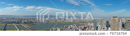 2015 年 10 月 3 日從梅田藍天大廈眺望大阪北部的大全景 79738704