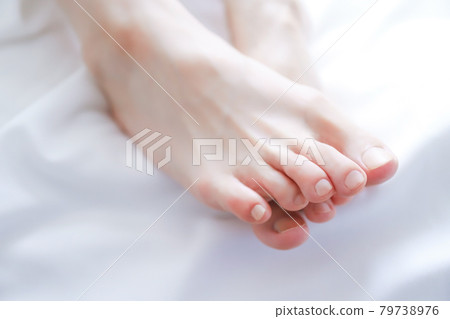 Women's feet 79738976