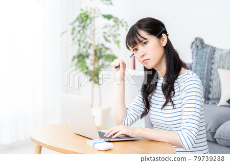 年輕女子在客廳裡做遠程辦公 79739288
