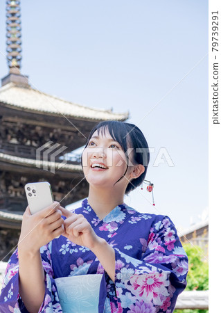 穿著浴衣在京都觀光的女性 穿著浴衣在京都觀光的女性 79739291