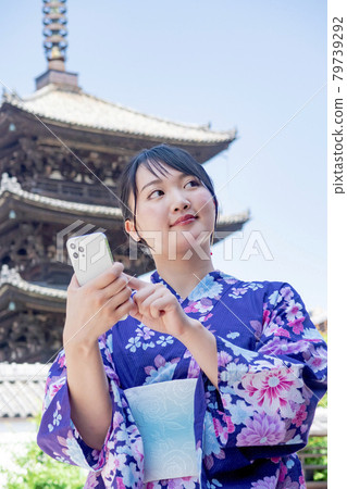 穿著浴衣在京都觀光的女性 穿著浴衣在京都觀光的女性 79739292