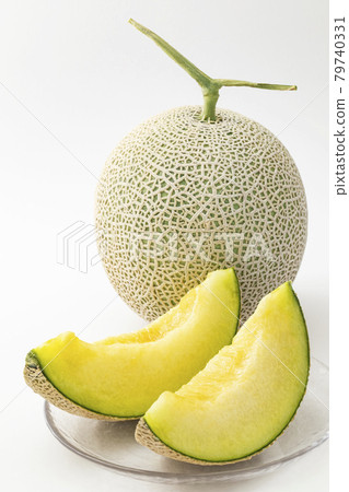 有花萼和切開的白色背景的伯爵瓜 79740331