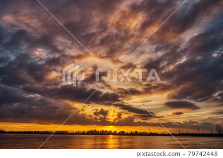 Sunset in Tokyo Bay in winter Sunset in Tokyo Bay in winter 79742448