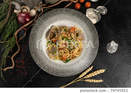 Spaghetti with seafood and vegetables Spaghetti with seafood and vegetables 79745952