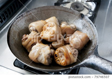 Flavor and color pork legs with oil and rock candy Flavor and color pork legs with oil and rock candy 79746507