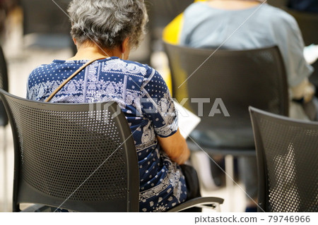 為在椅子上等待輪到她們的老年婦女進行疫苗接種組篩查的圖像 79746966