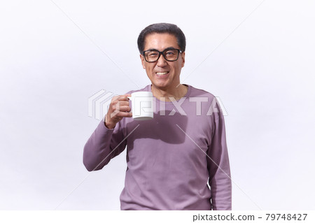 戴拿著咖啡杯的眼鏡的老人 戴拿著咖啡杯的眼鏡的老人 79748427
