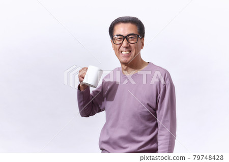 戴拿著咖啡杯的眼鏡的老人 戴拿著咖啡杯的眼鏡的老人 79748428