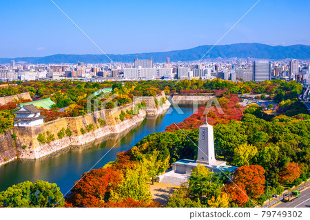 Osaka Castle Park and cityscape in autumn 79749302