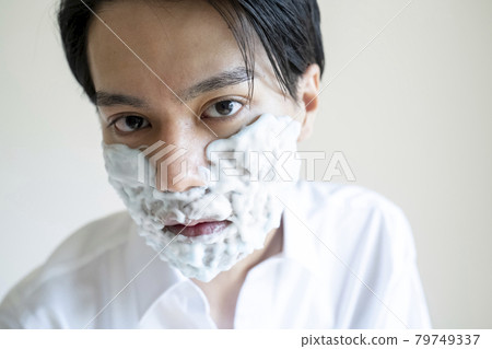 Men with shaving foam 79749337