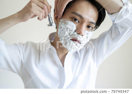 一個男人剃他的鬍子 79749347
