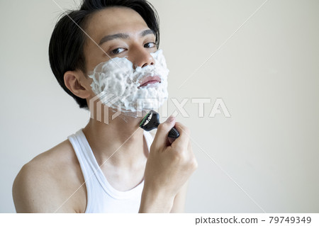 一個男人剃他的鬍子 79749349