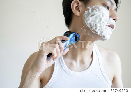 一個男人剃他的鬍子 79749350