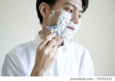 一個男人剃他的鬍子 79749351