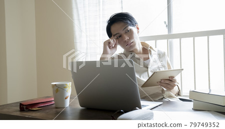 在家工作的人 79749352