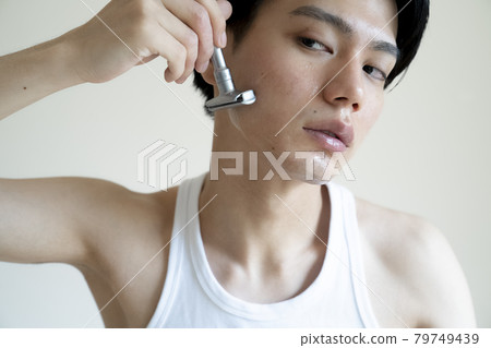 一個男人剃他的鬍子 79749439