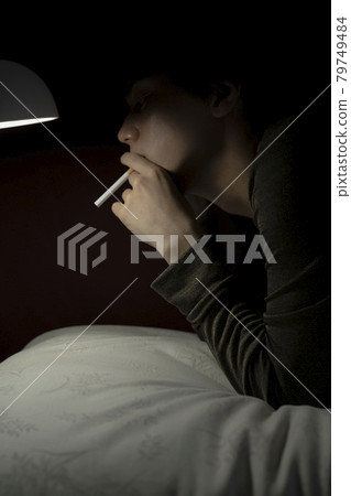 床上抽煙的男人 79749484