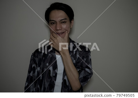 A man who makes a smile 79749505