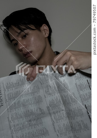 打破報紙的人 79749507
